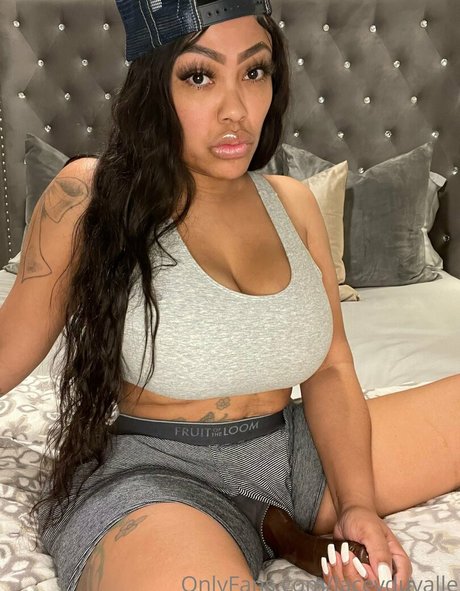 LaceyDuvalle actrice chaude photo