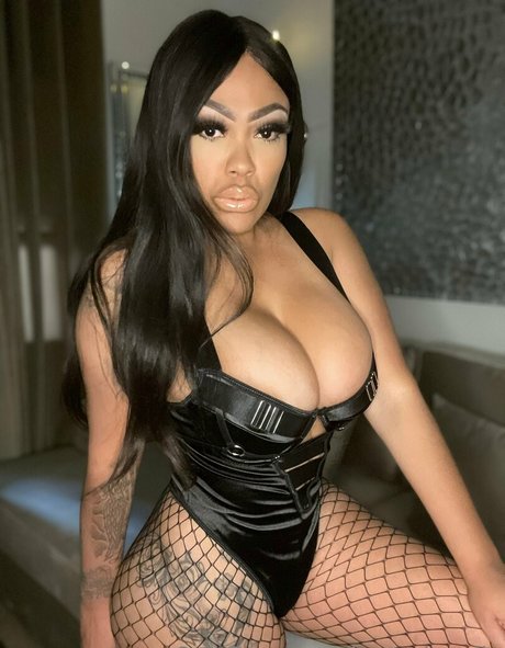 LaceyDuvalle actrice galeries