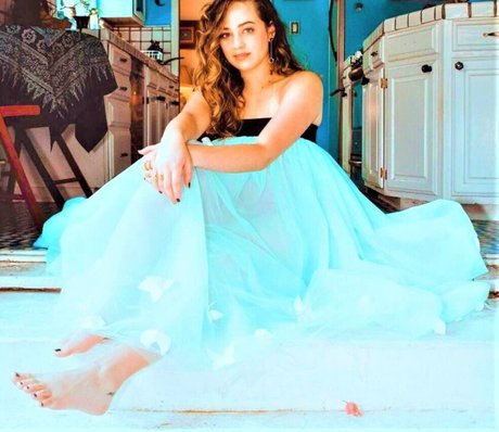 Mary Mouser star du porno belle galerie