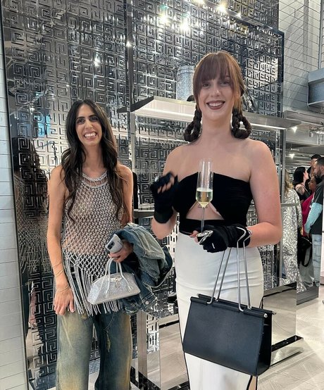 Hila Klein modèle érotique des photos