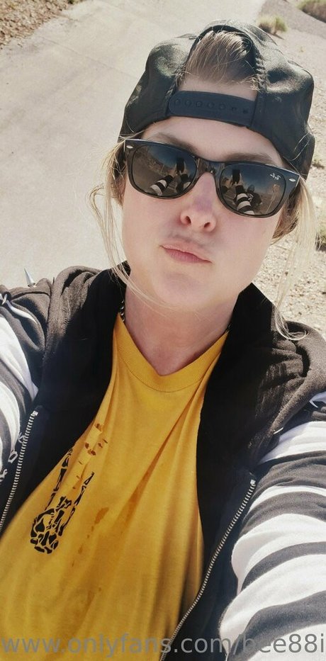 bee88i actrice des photos