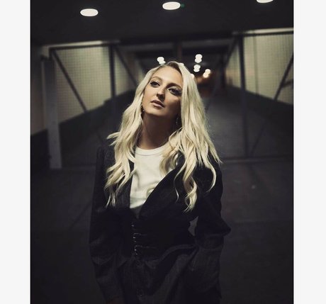 Georgia Hirst star du porno de haute qualité archive