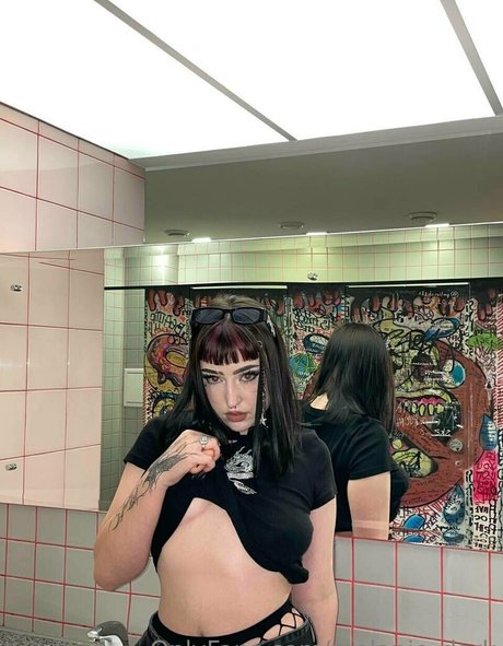 melanie dark modèle artistique archive