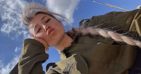 Girls With Guns xxx star du porno photo