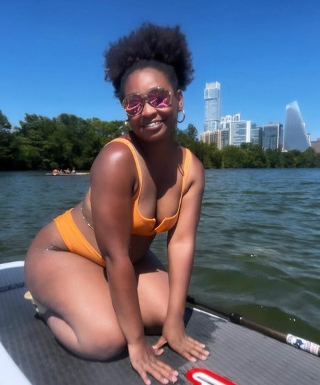 DefinedByKy modèle xxx photo