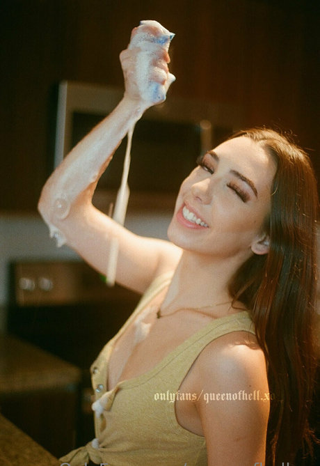 queenofhell xo modèle nu collection