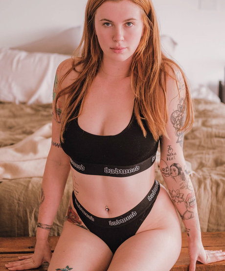 Ireland Baldwin modèle adulte photos