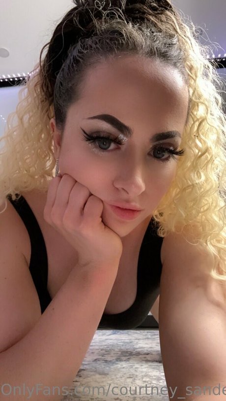 Courtney Sanderson star du porno gratuit des photos