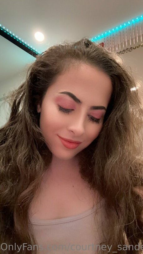 Courtney Sanderson star du porno adulte archive