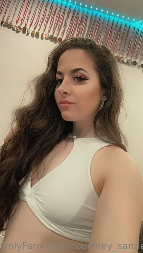 Courtney Sanderson modèle sympa archive