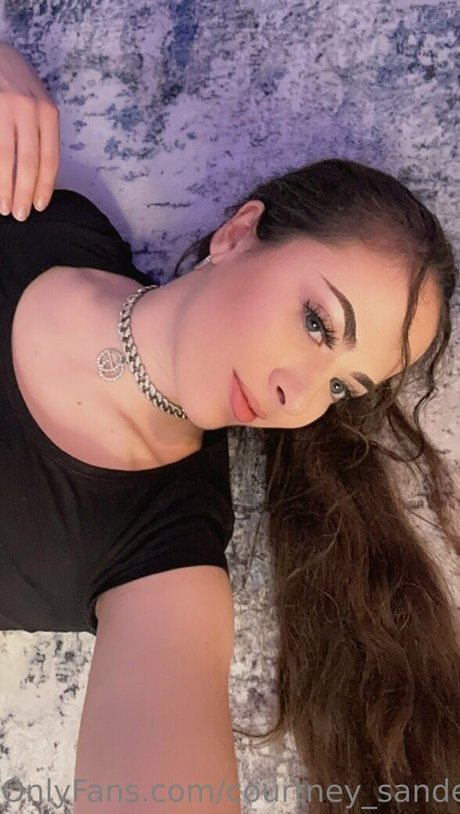 Courtney Sanderson star pornographique des photos