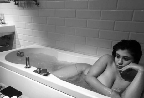 liagomezzz modèle artistique galeries