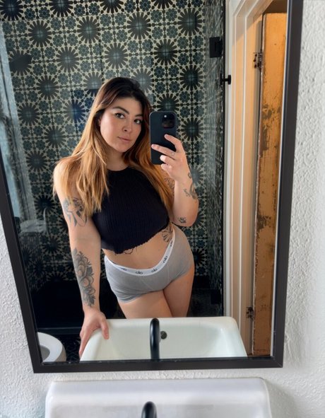 Ashlynn Arias étoile adulte collection