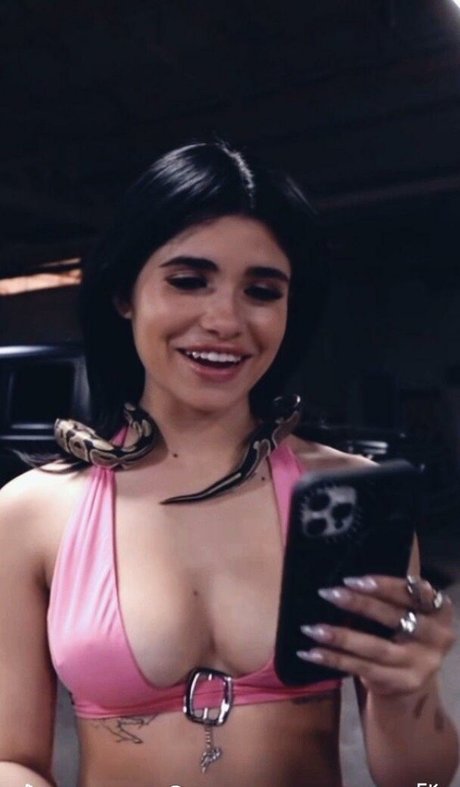 Nessa Barrett star du porno parfaite photos