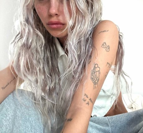 Nessa Barrett modèle pornographique archive