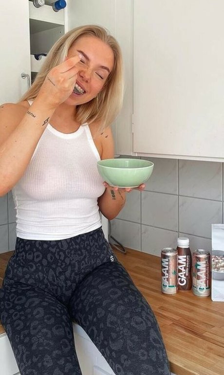 Erikalindgr3n jolie star du porno des photos