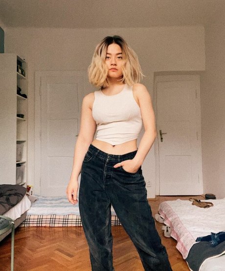 Anne Whisper modèle adulte archive