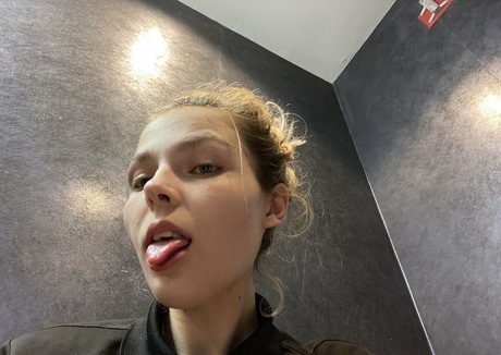 hereliesviolet art étoile galerie