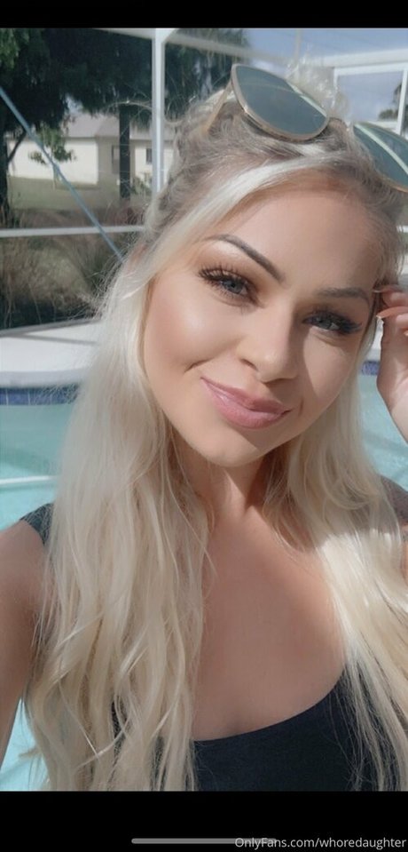 adolescente blonde onlyfans nu en haute qualité image