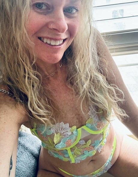 Mackenzie J modèle nu galeries