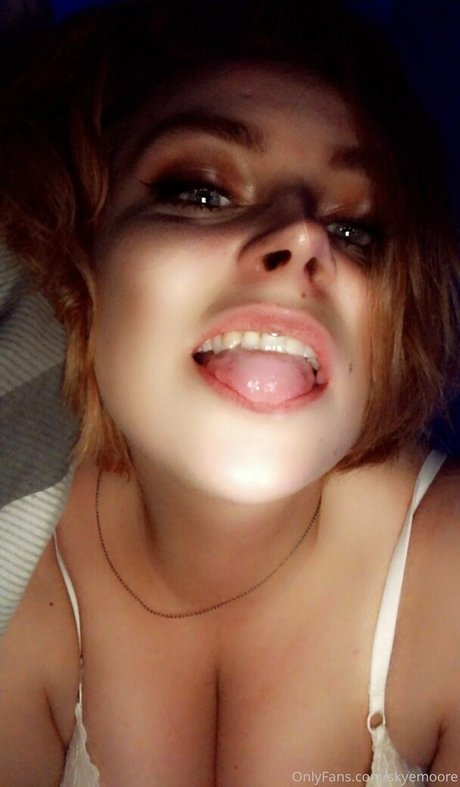 skyemoore actrice exclusive des photos