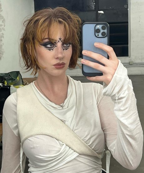 Tati Bruening modèle érotique galeries