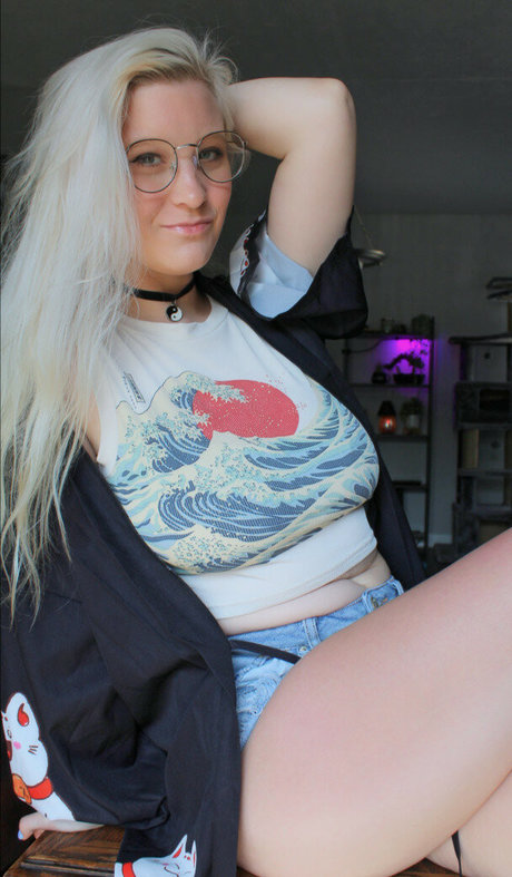 chaton courbé onlyfans art parfait photos