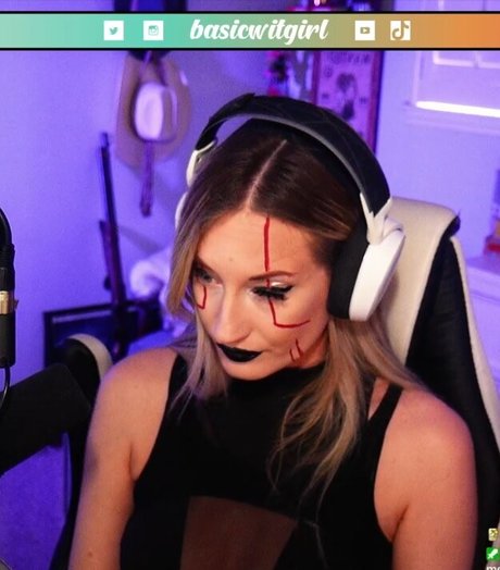 BasicWitGirl actrice érotique image