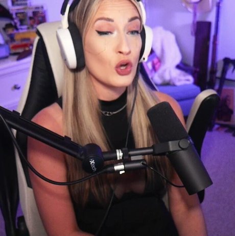 BasicWitGirl actrice xxx photo