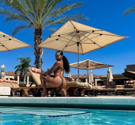 Ariane Andrew modèle joli galeries