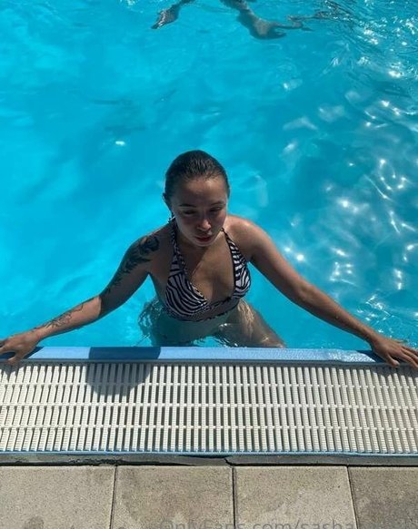 Sasha asian modèle parfait images