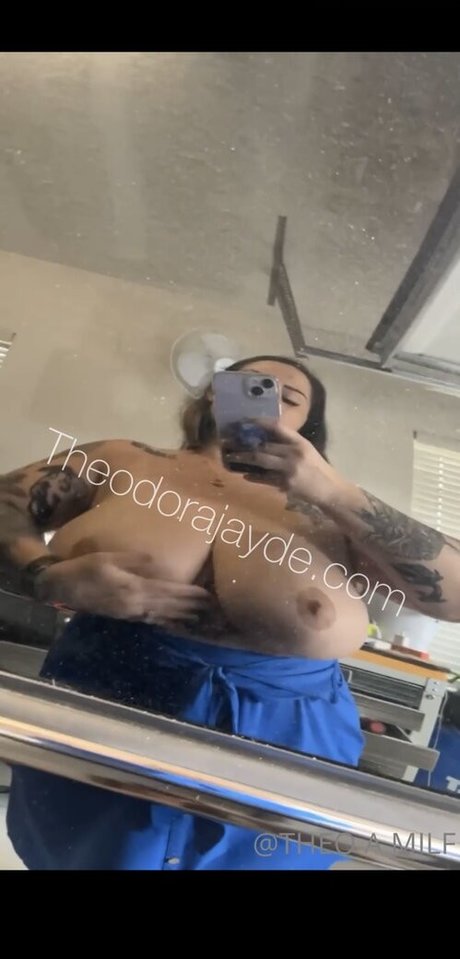 Theodora Jayde modèle nu archive