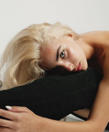 Emily Rinchita modèle érotique des photos