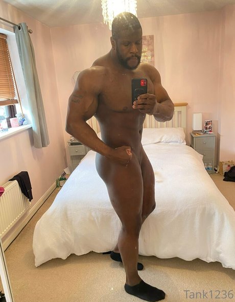 milf aux cheveux noirs onlyfans assez haute qualité photos