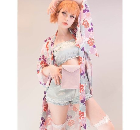 Anzujaamu actrice nue photo