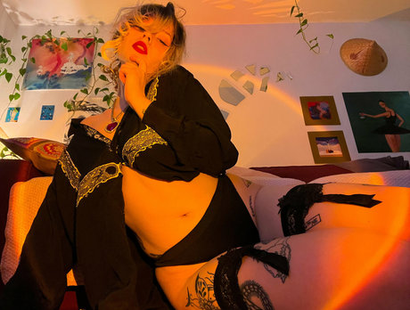 tatouages ​​blonds onlyfans xxx sexy des photos