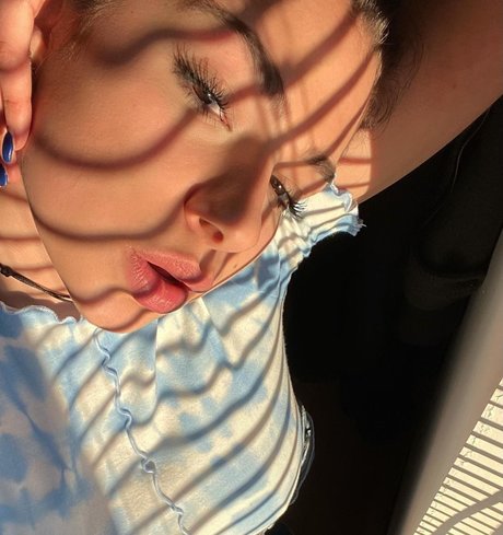 Emmy Tifrit jolie étoile photo