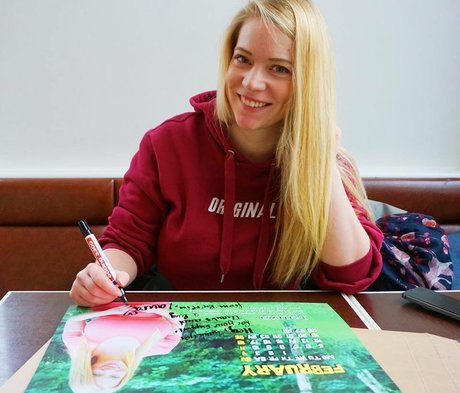 blonde transexuelle onlyfans nu sexy photo