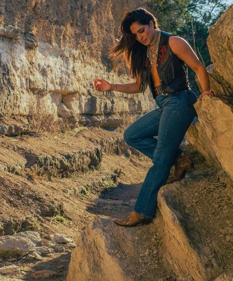 petits seins potelés onlyfans pornographique image