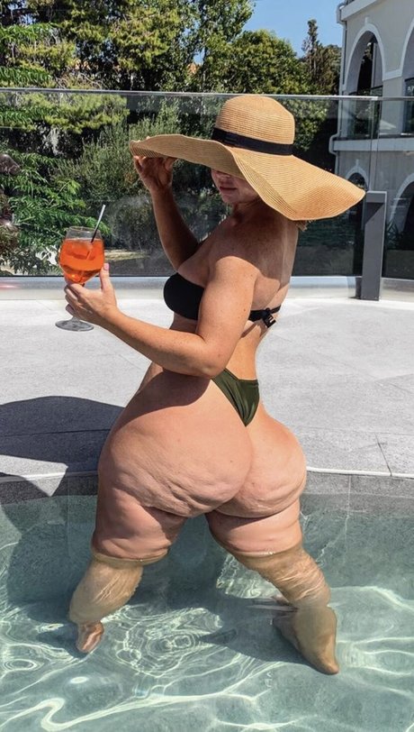 Esmee Dream haut de star du porno des photos