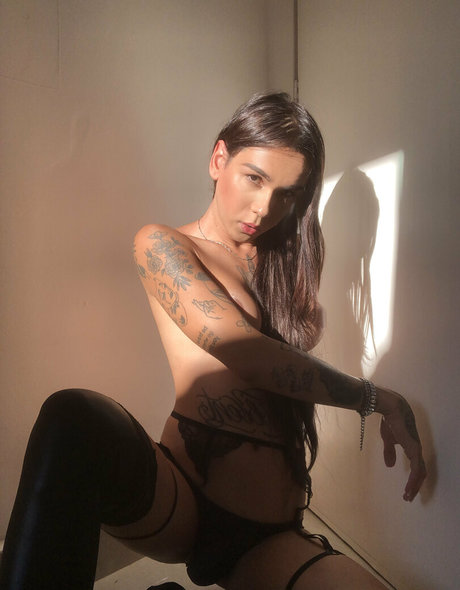 bruninhatgirl étoile nue image