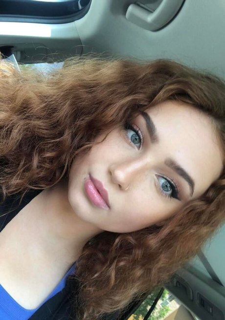 Scarlett Somebody star du porno en haute qualité des photos