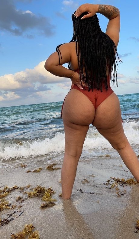 FineAssYonna actrice xxx des photos