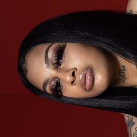 FineAssYonna star du porno de haute qualité archive