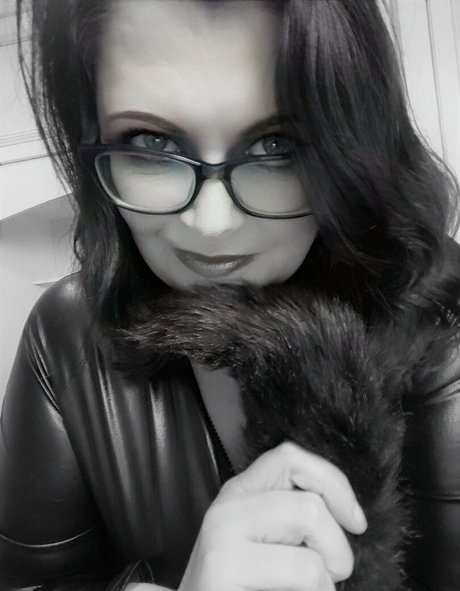 maturebustymom actrice exclusive image