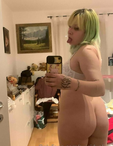 suicidyalice modèle nu des photos