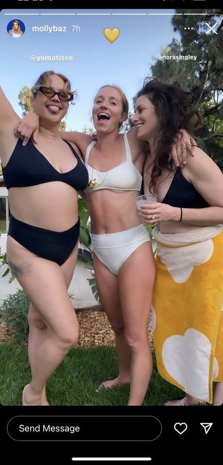 Molly Baz modèle chaud galerie