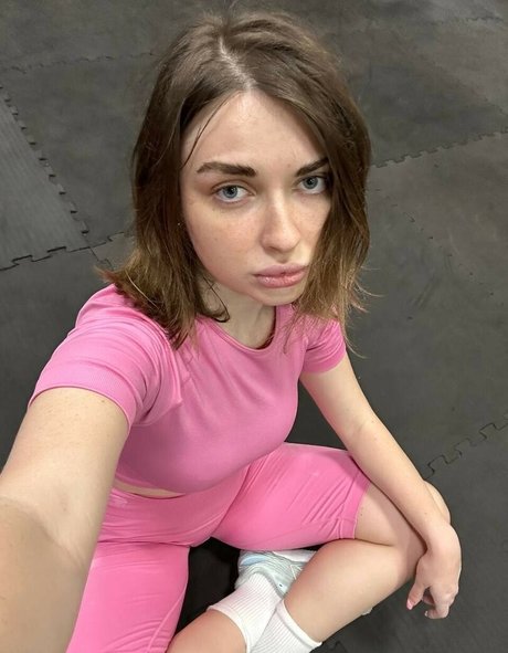 Ahrinyan modèle érotique image