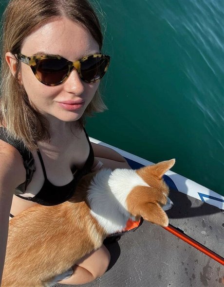 Ahrinyan modèle adulte images