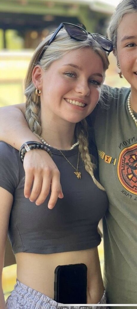 NaomiSkyex jolie star du porno images